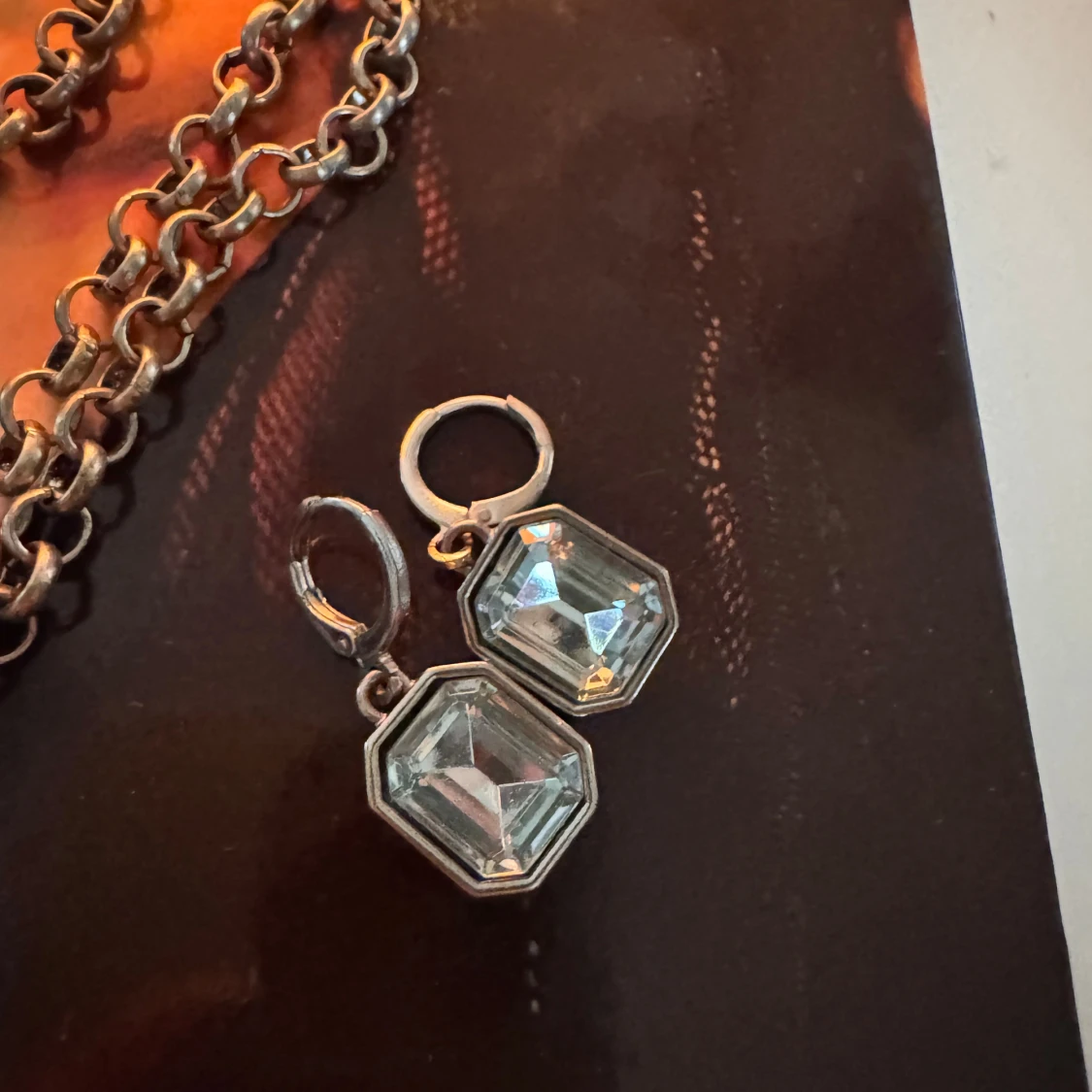 Silverfärgat halsband & örhängen med blå stenar - 1