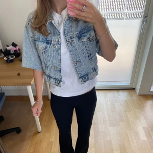 Jeans väst/jacka - As cool jeans väst/jacka från Gina tricot. Knappt använd så i fint skick. 100% bomull. Pris kan förhandlas vid snabb affär🤗