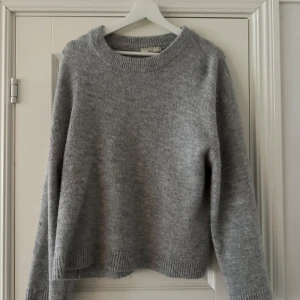 Grå stickad tröja  - Grå stickad tröja 🥰