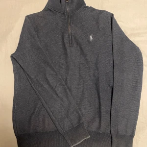 Navy Blue half zip tröja Polo Ralph Lauren - Navy Blue långärmad tröja från Polo Ralph Lauren i 100% pima bomull. Klassisk modell med half zip och tröjan är riktig skön och passar bra. 