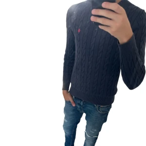 Morris stickad - Säljer en riktigt fet stickad tröja av morris🙌🏻 inga defekter 9/10 skick sitter bra och passar med det mesta. Pris är inte hugget i sten 🪨, kom med bud, prisförslag📩 start pris 599💵