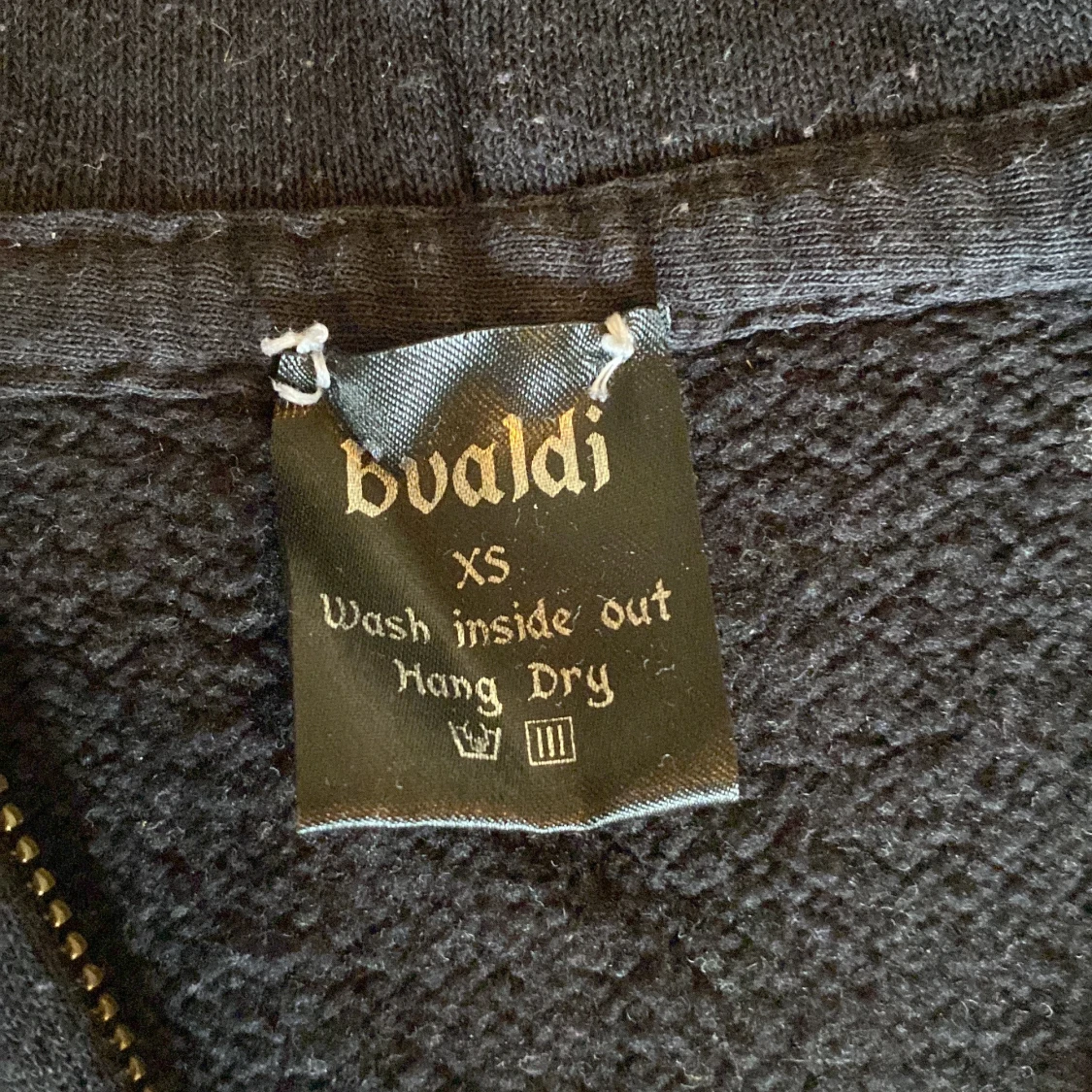 Svart hoodie med strasstenar från Bvaldi - 1