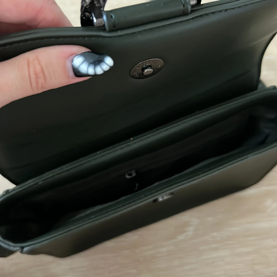 Mörkgrön  axelväska med metallspänne - 2