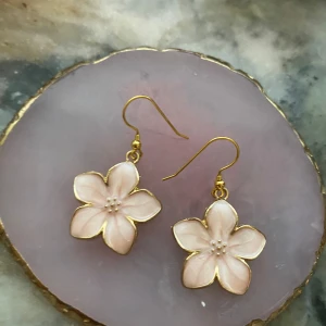 Rosa blommor örhängen - Säljer ett par rosa blomörhängen🌸💕Har aldrig användt💕