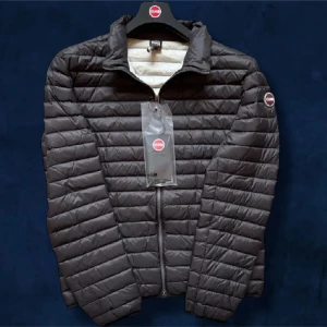 Colmar jacka - Säljer denna helt nya stilrena svart jacka från Colmar i storlek 52 vilka motsvarar M/L. Perfekt inför våren och sommaren med sin lätta och bekväma design. Märkeslogga på ärmen ger en extra touch av stil. Priset är ej hugget i sten. vid minsta fråga eller fundering, tveka inte på att höra av dig🤝