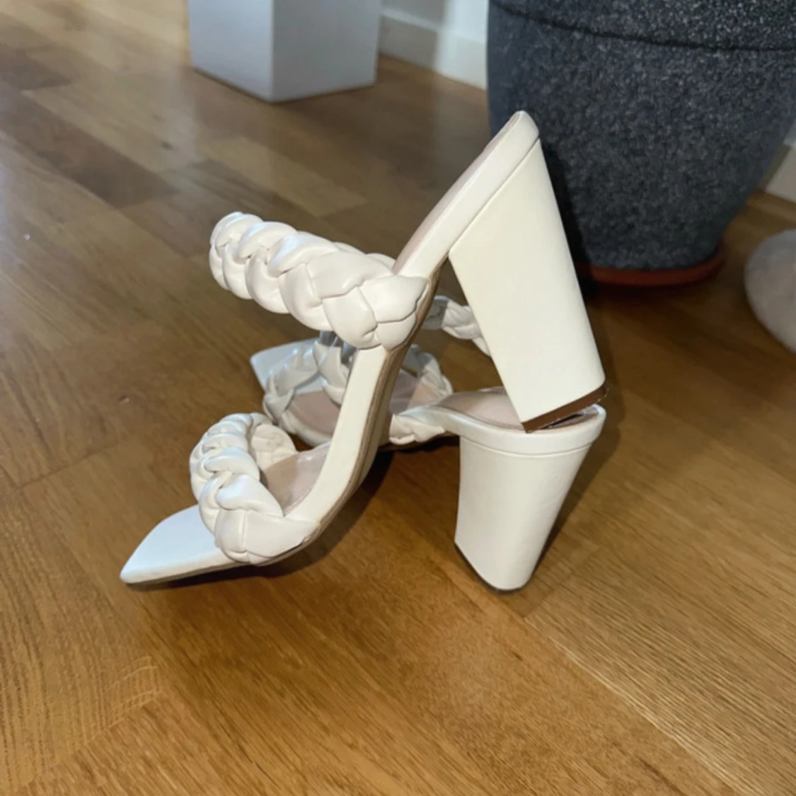 Vita sandaler med flätade remmar - 2