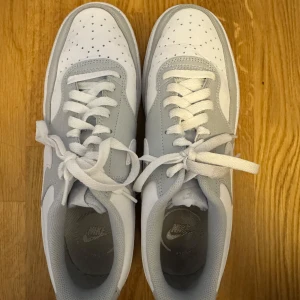 Grå vita nike skor - Änvända några gången, bra i storleken