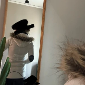 Vit tröj/sweatshirt jacka - Finaste jackan till vår/höst/mild vinter, är fluffig insida.! Passar liten S med.