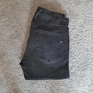Svarta Replay jeans Anbass - Samma replay jeans som jag säljer som är annonserad fast med fri frakt