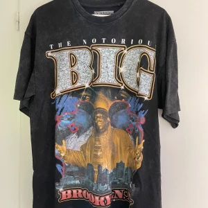 Svart Notorious B.I.G. t-shirt - Tvär snygg svart t-shirt från Pull&Bear. Oversized fit med korta ärmar och rund hals.