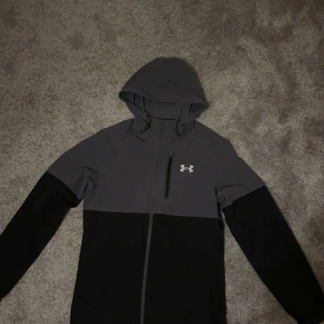 Söker!!! Svart och grå vindjacka från Under Armour
