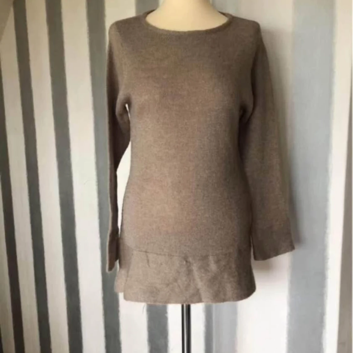 Beige stickad långärmad tröja