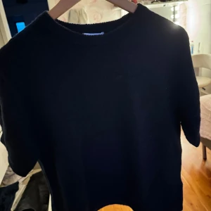 Marinblå stickad t-shirt  - Säljer min helt nya stickade T-shirt från Gina med prislapp kvar! Den är i storlek 170 men sitter som en s-m. Hör av er vid funderingar!💙