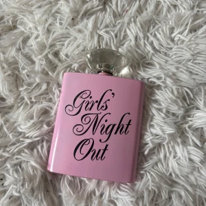 Girls' Night Out plunta rosa - Snygg plunta i rosa med texten 'Girls' Night Out' i svart. Flaskan har en unik form och ett stort, diamantformat lock i transparent plast som ger en lyxig känsla. Perfekt som present eller till din egen samling.