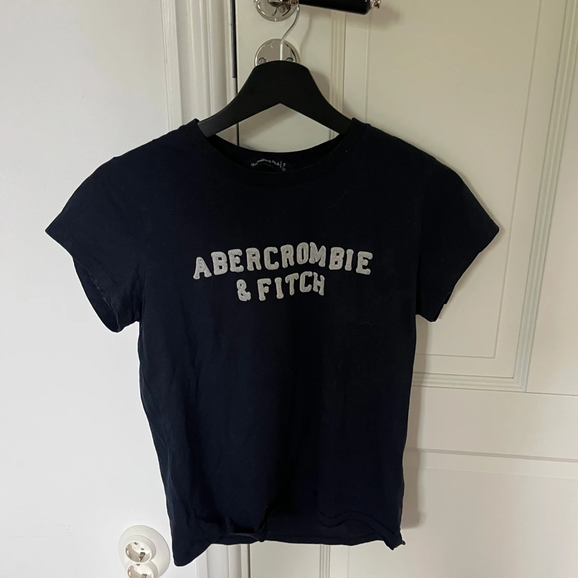 Navy t-shirt från Abercrombie & Fitch