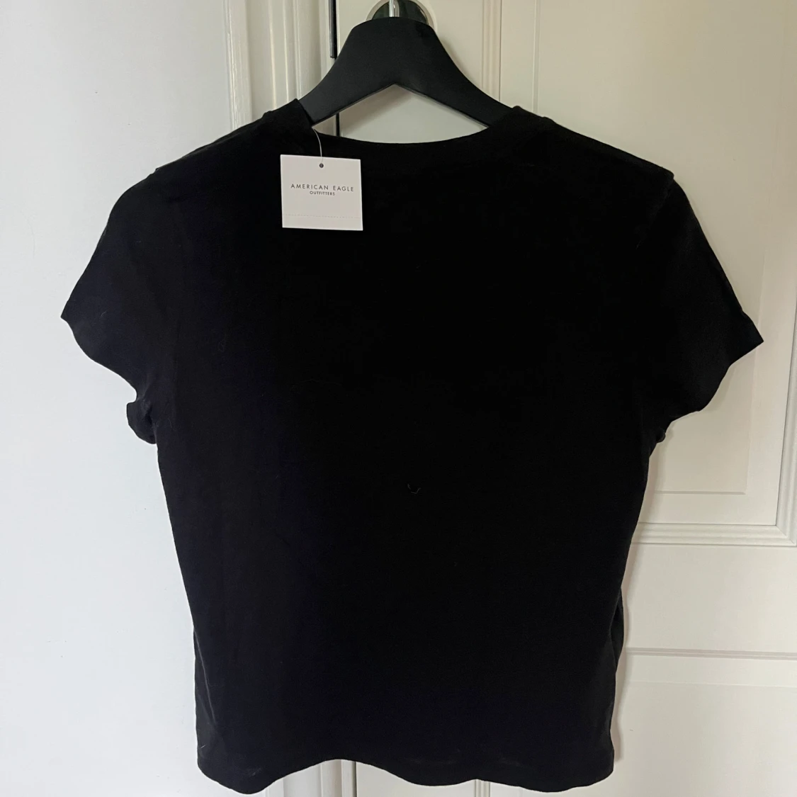 Svart t-shirt med vargtryck från American Eagle - 1