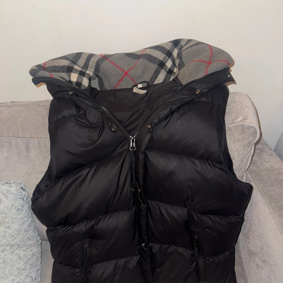 Svart dunväst med rutigt foder i huvan - 1