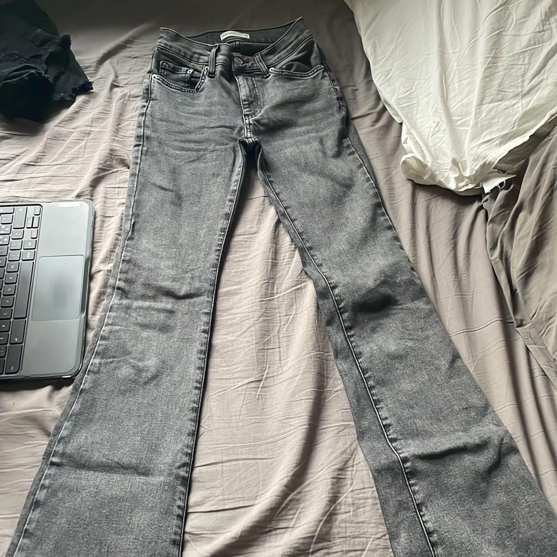 Grå jeans från Gina Tricot - 1