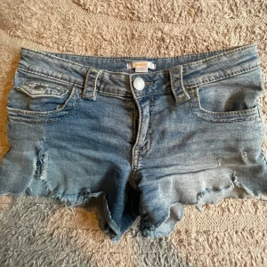Blå jeansshorts från Gina Young  - Säljer ett par slutsålda blå jeansshorts från Gina Tricot Young i storlek 158.