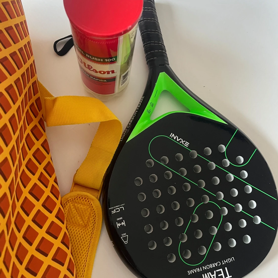 Gul- och orange padelväska från kexchoklad med paddelrack och bollar till - 2