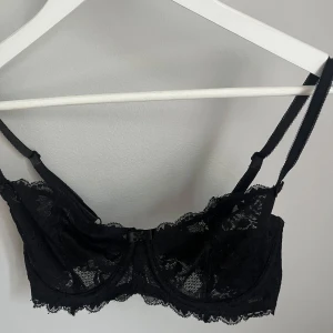 Svart spetsbh från Change Lingerie - Supersnygg spetsbh från change lingerie. Storlek 60f men passar mig som har 70d/c i andra butiker. Nypris typ 600 och använd några få gånger🩷