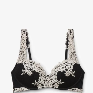 Svart spets-bh med broderade detaljer - Snygg svart bh med vackra broderade spetsdetaljer från intimissimi. Säljer då den är för liten och jättebra skick🩵