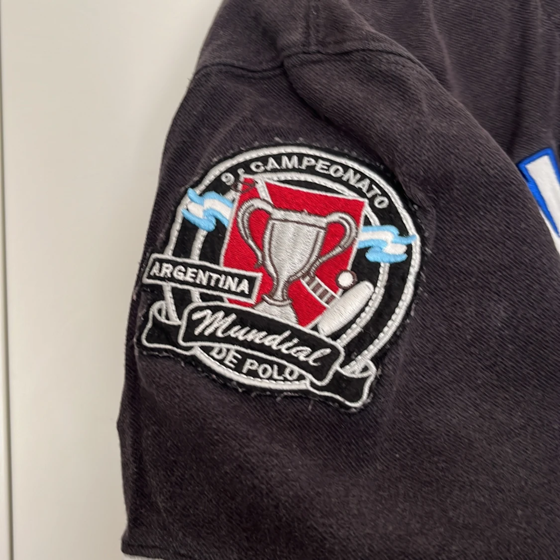 Svart pikétröja med New York-tryck och broderier - 3