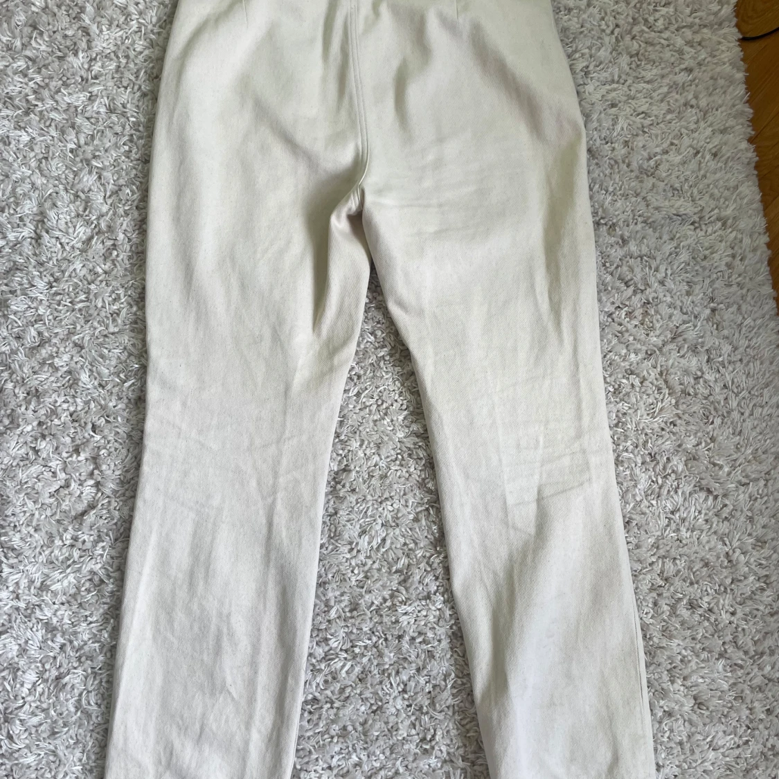 Beiga byxor med broderad detalj - 1