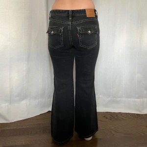Levis jeans - Så otroligt fina bootcut Levis jeans i modellen Noughties Bootcut. Lådmidjade och perfekta. Storlek W28. Midjemått: 38-39 cm rakt över. Innerbenslängd: 73 cm