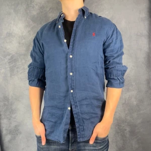 Ralph Lauren ”ocean wash linen” skjorta  - Hej! Säljer nu den här sällsynta Ralph Lauren linneskjortan som är i nyskick! Den är i storlek M och Kommer vara sjukt snygg nu till våren/sommaren. Om ni har frågor så är det bara att höra av er👌