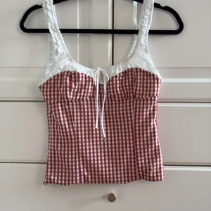 Trendig topp från Zara - Supersnygg och trendig ”korsett” topp från Zara. Jättefint skick och den är i storlek xs💕