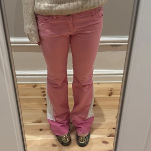 Rosa jeans - Midjemått rakt över: 37cm, Innerbenslängd: 80cm💘