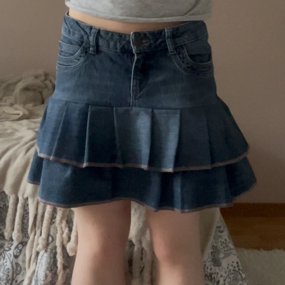 Mörkblå jeanskjol med volanger - 2