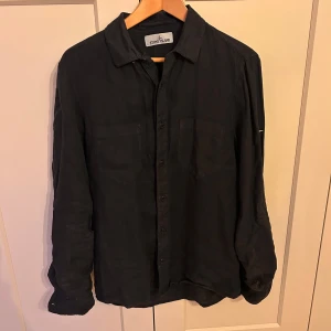 Stone Island skjorta  - En sjukt snygg svart linne skjorta från ”Stone Island”!🤩Använd ett fåtal gånger men i fint skick!