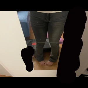 Gråa jeansbyxor från SHEIN - Säljer ett par gråa jeansbyxor från SHEIN med ganska low waist och flared ben. Perfekta för en avslappnad och stilren look!💕