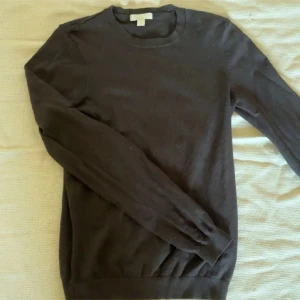 Svart stickad tröja från H&M - - svart tröja från H&M - Storlek XS - Fint skick  - Inga defekter  Skriv om ytligare funderingar tryck annars köp nu 💕