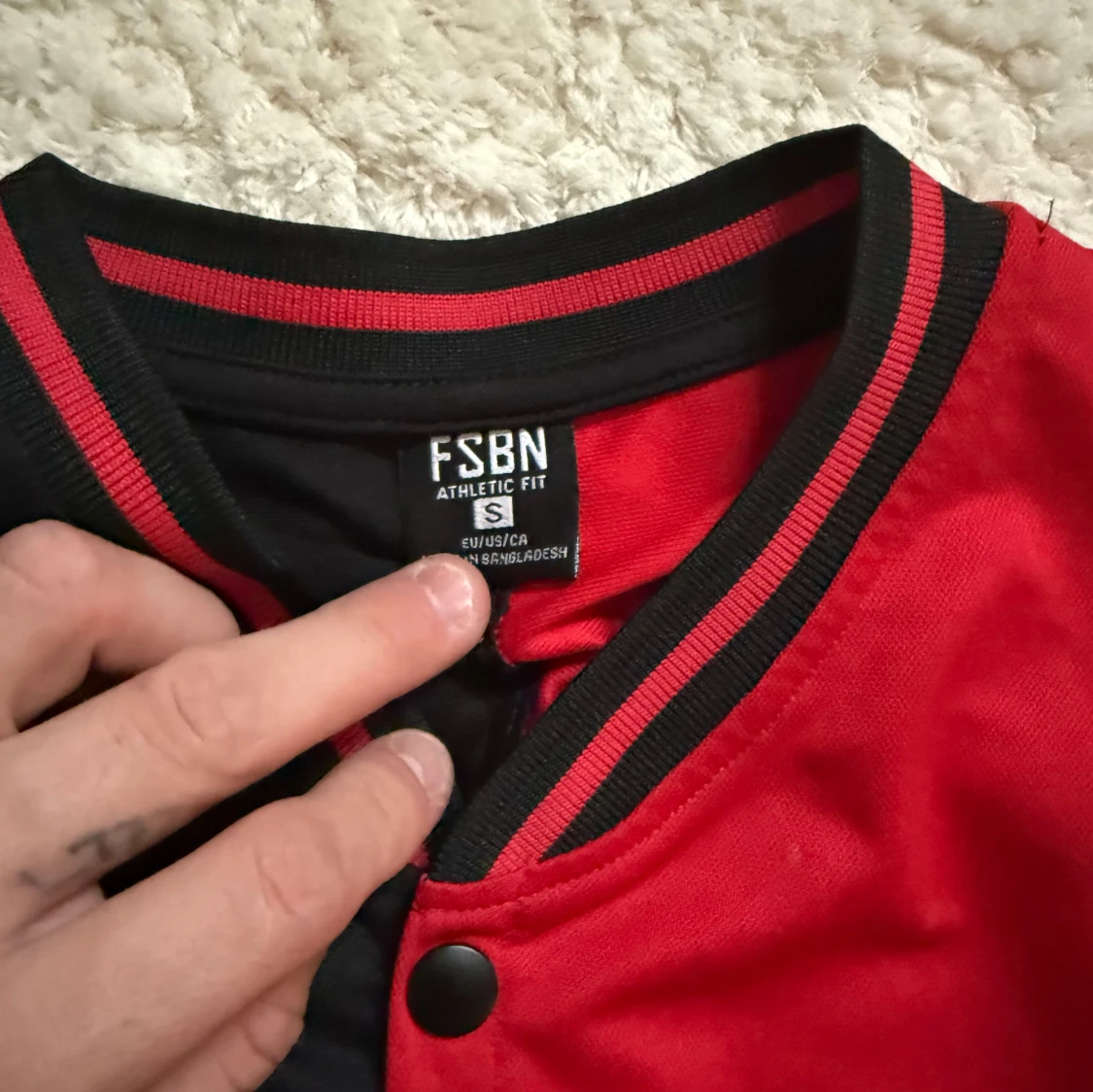 Röd och svart basketinspirerad t-shirt från FSBN - 4