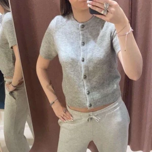 Tröjor - Säljer dessa två tröjor den gråa för 300 o den svarta för 250 