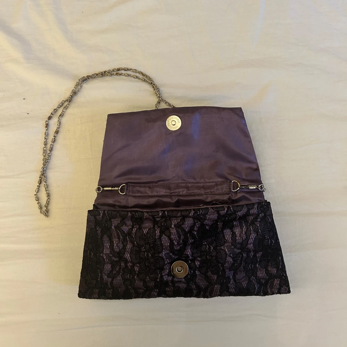 Svart spets kuvertväska med lila rosett - 3