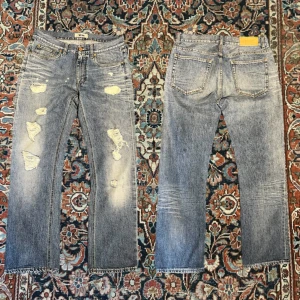 Acne jeans! - Sjukt snygga acne jeans med specialgjorda revor för en vintage look! Midja:40cm längd:99
