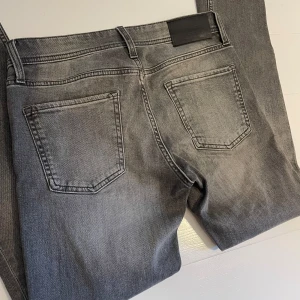 Slim fit jeans  - Slim jeans - nyskick - 29/32 - riktigt sköna och väldigt fet färg - hör av er vid frågor‼️