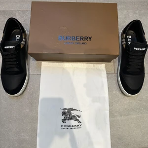 Svarta burberry skor - Svarta burberry skor i storlek 44 men passar även 43. Skorna är 9/10 skick. De är använda några gånger. Skriv om ni har frågor. Priset är inte hugget i sten!🚨