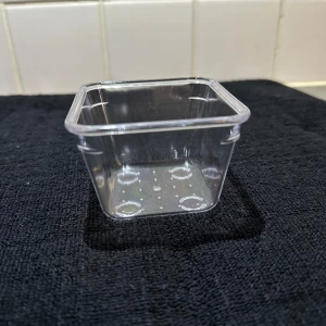 Genomskinliga fyrkantiga plastburkar - Säljer ett gäng små, fyrkantiga plastburkar i genomskinligt material. Perfekta för förvaring av småsaker, såser eller till matlådan. Stapelbara och smidiga att använda i köket eller till hobbyprojekt. Det går också att använda i sminklådan till exempel för att ha ordning och reda.  30kr för alla 6 brukar och 5kr st.