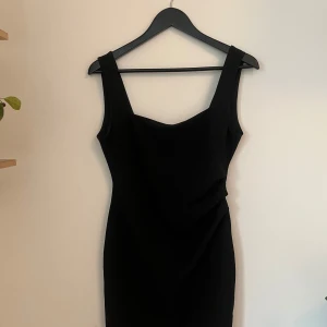 Svart elegqnt klänning från H&M storlek M  - En stilren svart klänning från H&M med breda axelband och fyrkantig ringning. Klänningen är tight och har en enkel, elegant design som framhäver figuren supersnyggt!! Sparsamt använd 