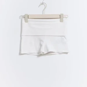 Vita shorts - Säljer ett par vita, lågmidjade shorts i mjukt material. De har en bred linning och kort passform, perfekta för sommarens varma dagar eller till träning. Stilrena och enkla att matcha med olika toppar. Säljer för att 100kr då de har gått upp i pris.