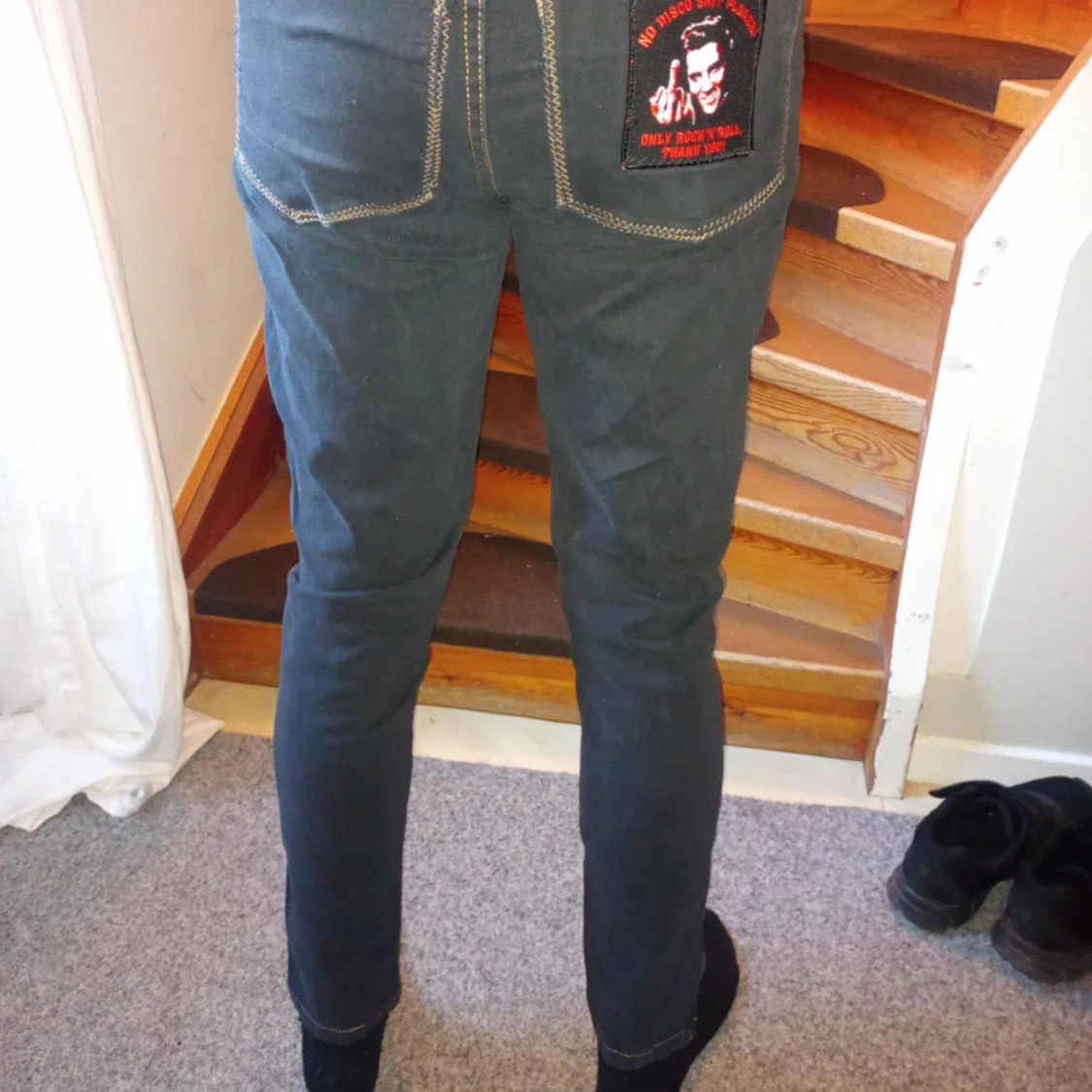 Svarta jeans med patch och dragkedjor - 1