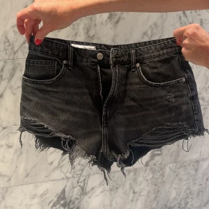 Svarta jeansshorts  - Säljer dessa jätte gulliga jeans shorts från zara! Dom är i bra skick förutom att den har en liten vit fläck som knappt ser vid ett rumpan🥰