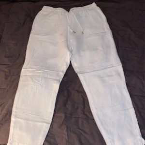 Vita linnebyxor från Holly & Whyte - Säljer ett par vita linnebyxor från Holly & Whyte by Lindex i storlek S. Har bara andvändts ett fåtal gånger! Nypris 499