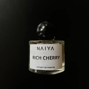 Parfym Rich Cherry - Inspirerad av Lost Cherry 50 ml Toppnoter: Körsbär och mandel. Hjärtnoter: Rosblad, plommon och jasmin.  Basnoter: Vanilj och tonkaböna.  Nypris 360kr  Endast testad
