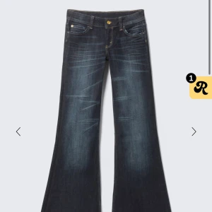 Jeans🩷 - Säljer två par av de flared lågmidjade jeans från Cheap Monday. Ett par svarta och ett par mörkblå. Båda är i fint skick men de blå har används mer. Kan sälja båda för 300kr🩷I storlek 29/32
